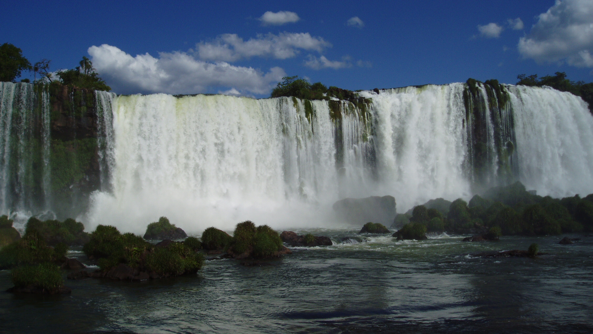 Brazilian side of Iguaçu NP Garganta do Diabo facing the Argentinian side