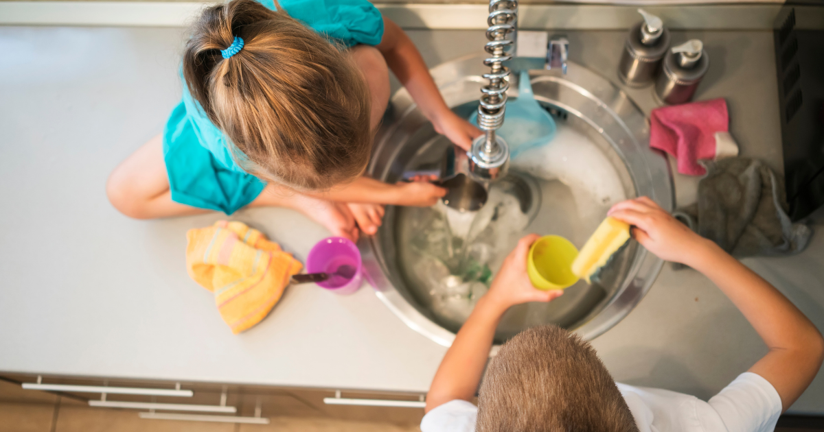Les enfants participent aux tâches ménagères