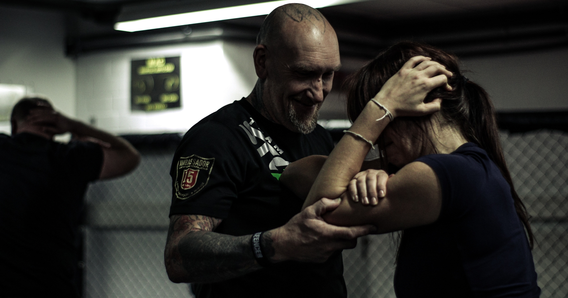 Andreas Wagner korrigiert die Technik einer Frau.