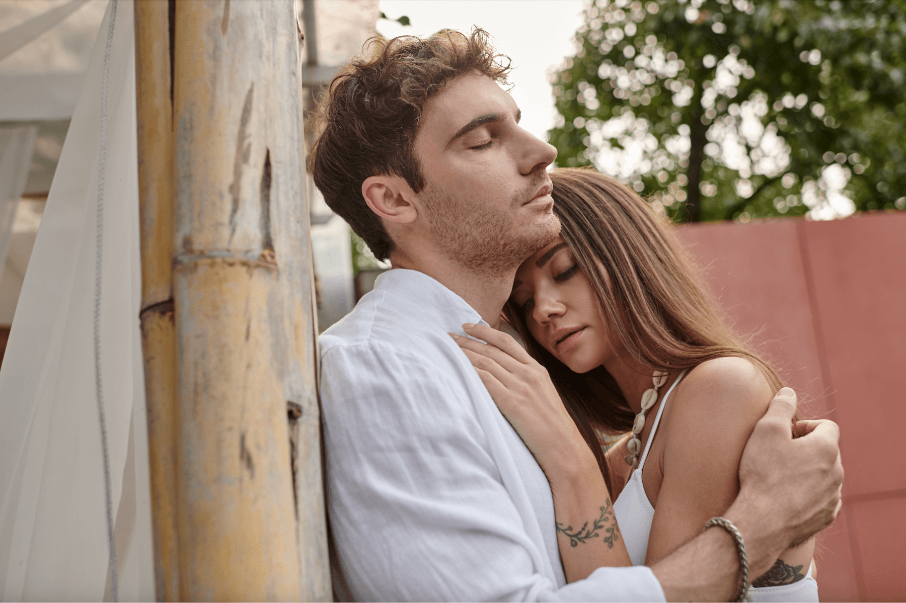 Why you can't relax in a relationship - signs you're insecure