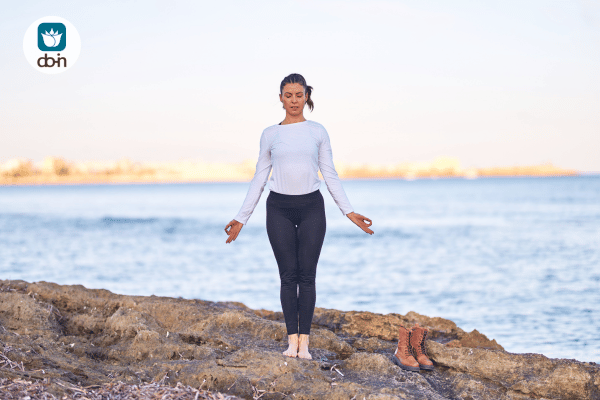 Vrouw in gegronde, meditatieve houding op een berg voor focus en het stellen van grenzen