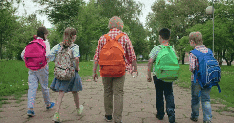 Visuel de 5 enfants qui marchent vers l'école avec leur sac à dos