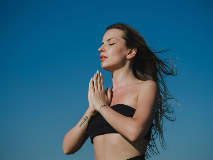 Frau praktiziert Yoga