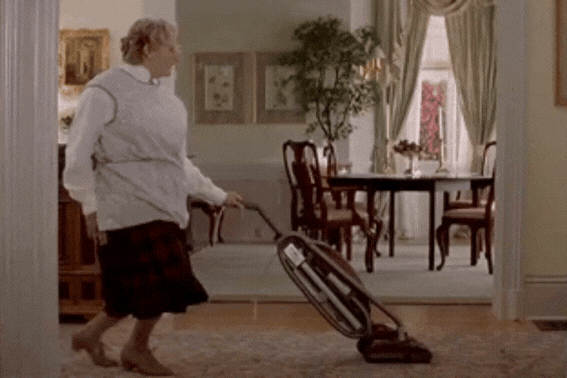 Mrs Doubtfire passe l'aspirateur en dansant.