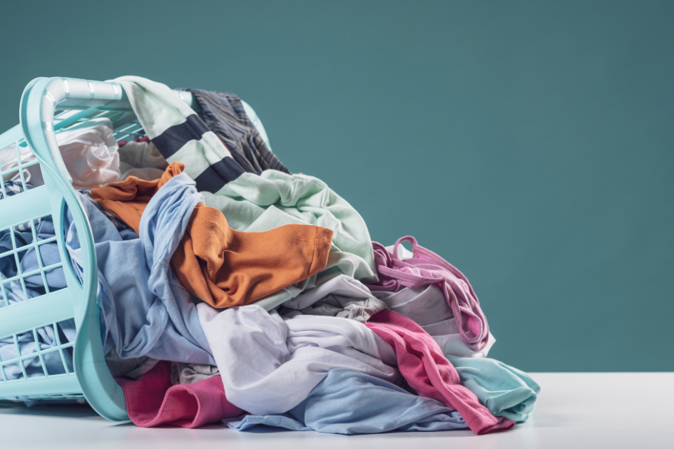 Panier linge sale déborde vêtements couleurs - accumulation lessives gestion linge organisation maison routines home organiser