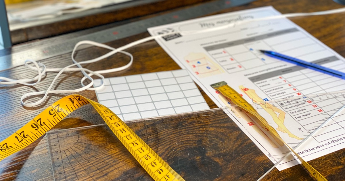 Matériel pour prendre ses mesures : mètre ruban, règle, équerre, miroir, gommettes.