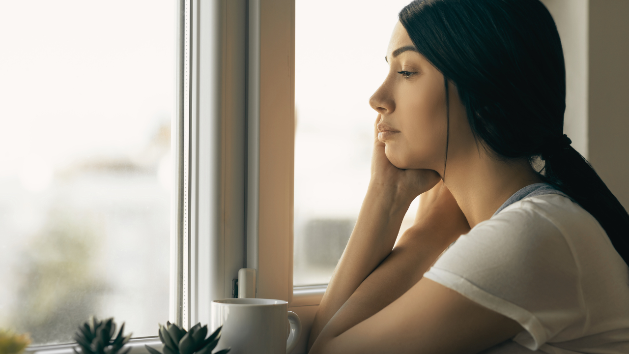 Personne pensive réfléchissant à une relation difficile, symbolisant le doute et l'impact émotionnel des manipulateurs.