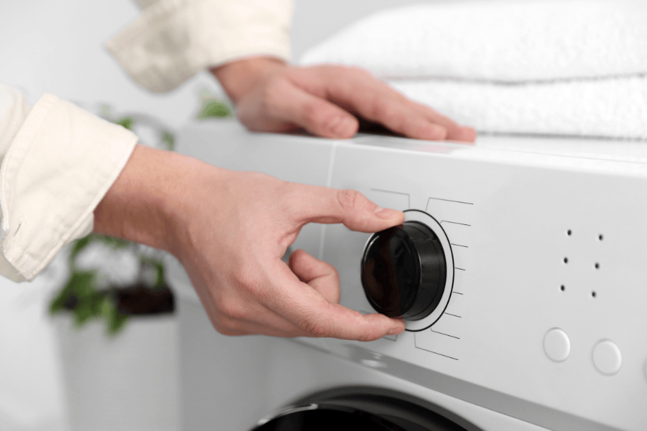 Main règle température lave-linge machine - bonnes pratiques lavage optimiser lessives économies organisation home organiser