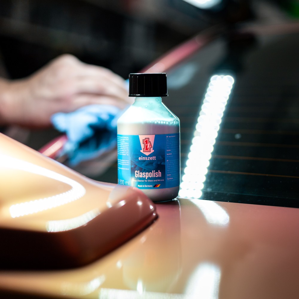 Polishing car window with einszett glass polish