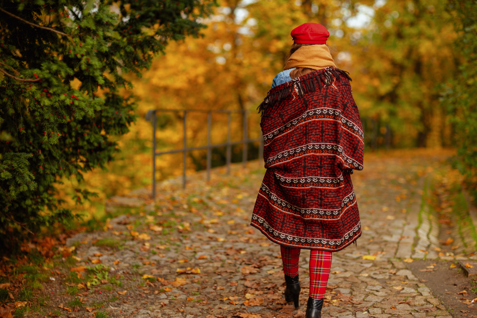 Femme qui se promène en automne.