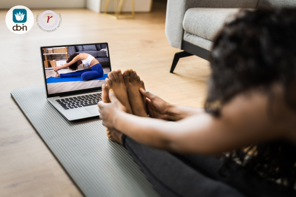 Vrouw volgt online Do-In Yoga les voor blaas- en niermeridianen vanuit huis