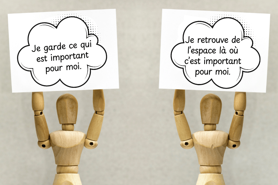 2 poupée de bois tendent une pancarte, l'une dit "Je garde ce qui est important pour moi.", l'autre dit "Je retrouve de l’espace là où c’est important pour moi."