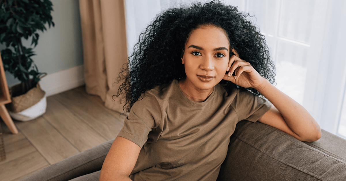 Femme sur son canapé, sereine et déterminée