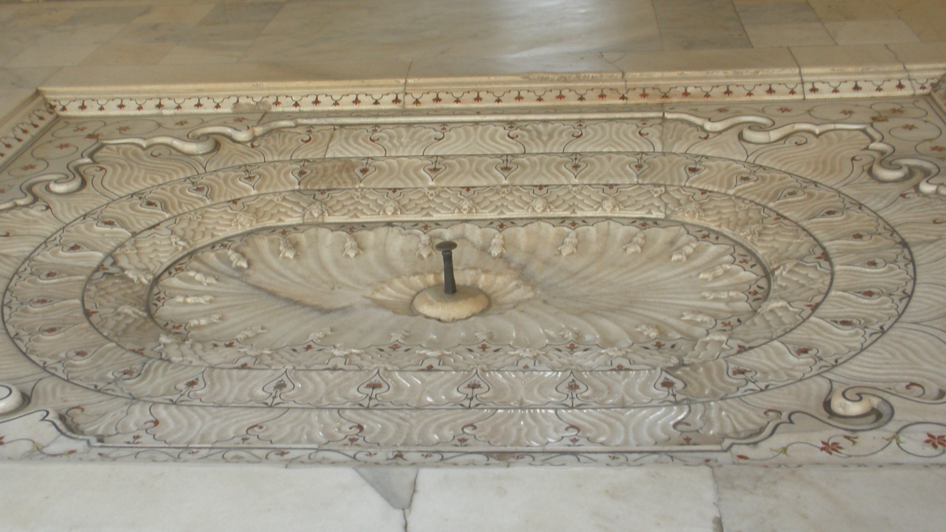 08 Scalloped fountain in Musamman Burj Agra Fort - Agra Rajasthan