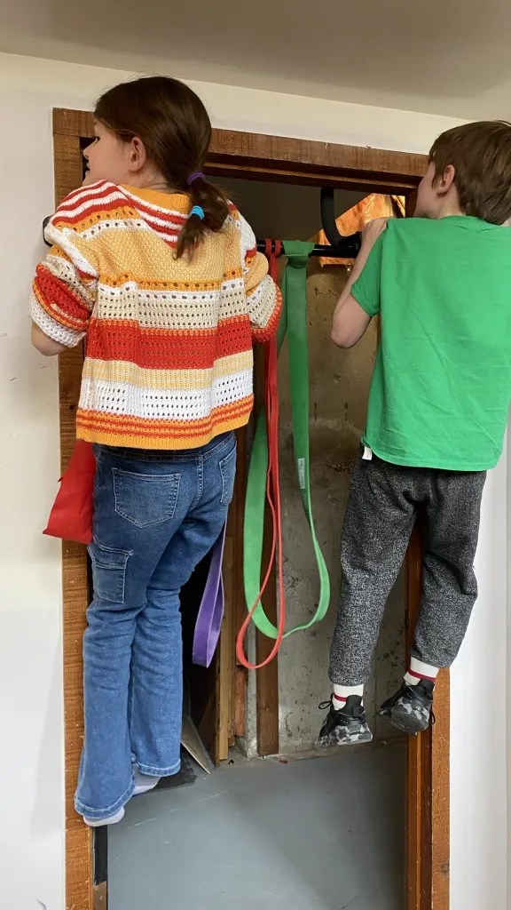 2 kids doing pullups