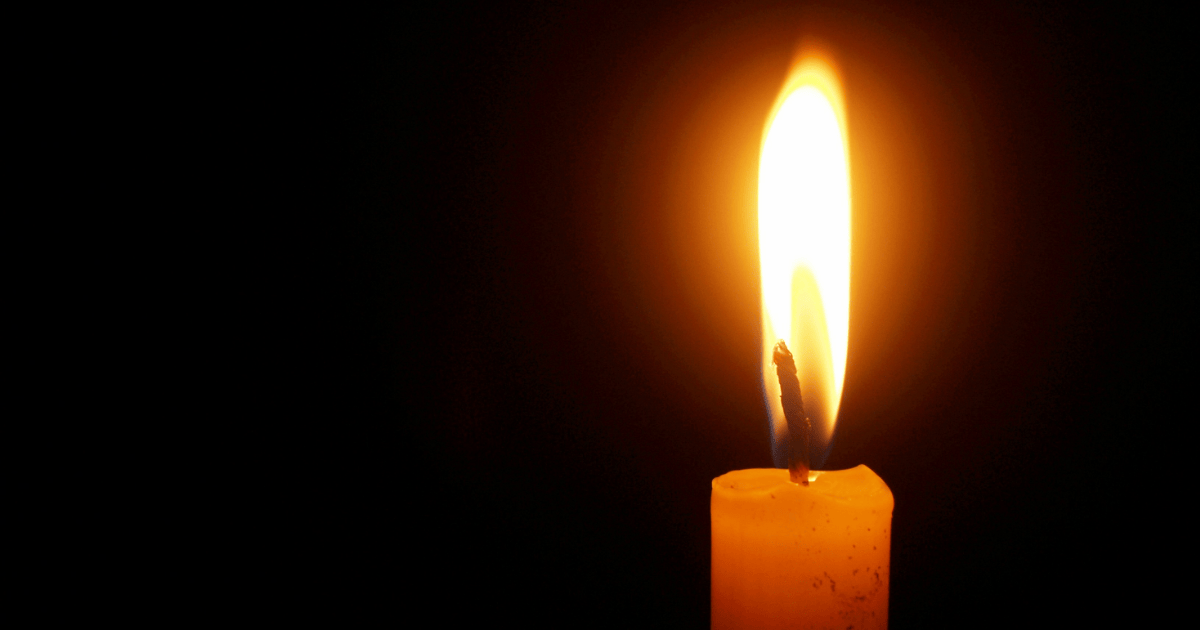 Bougie et flamme sur fond noir