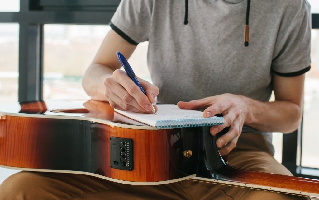séance de travail à la guitare