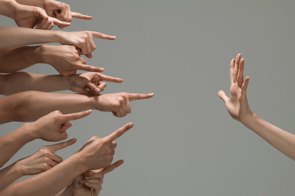 Plusieurs mains pointées vers une personne en retrait, symbolisant les remarques et jugements subis quand on est Bordélique.