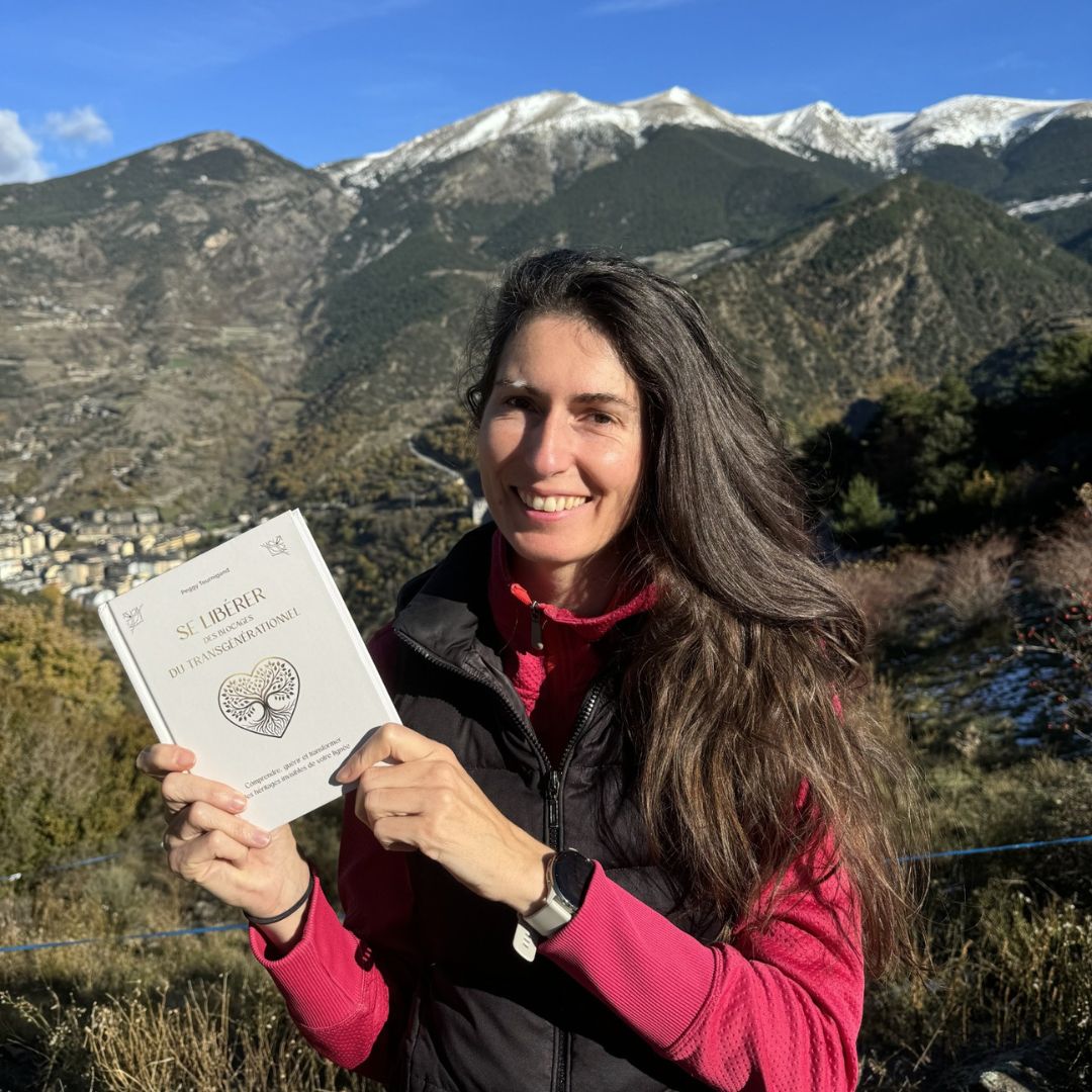 Peggy Tournigand tenant son livre sur le transgénérationnel, illustrant son expertise et sa légitimité en tant que formatrice professionnelle