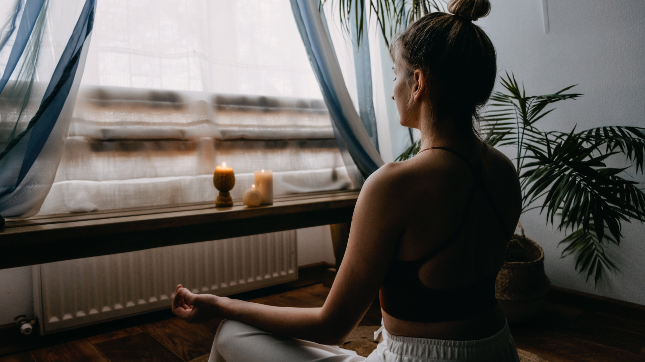 Personne méditant pour la pratique de l'introspection