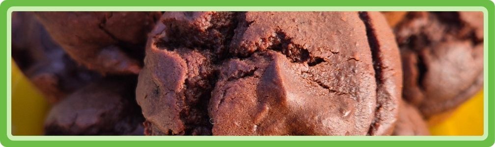 Onweerstaanbaar lekkere, gezonde en suikervrije chocolade muffins op een bord.