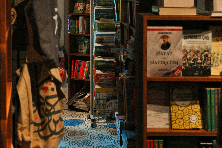 Étagères remplies de livres dans une pièce étroite, illustrant l’accumulation d’objets et l’encombrement à la maison.