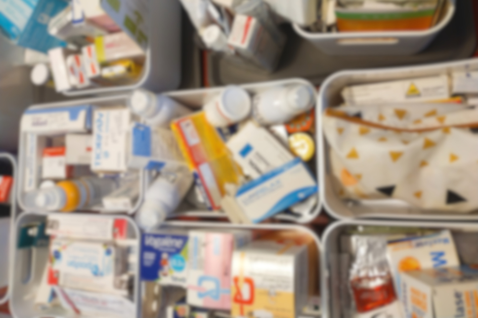 Pendant le tri : tous les médicaments sortis sur la table