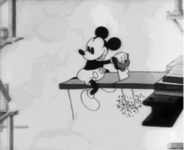 Mickey scie la planche sur laquelle il est assis