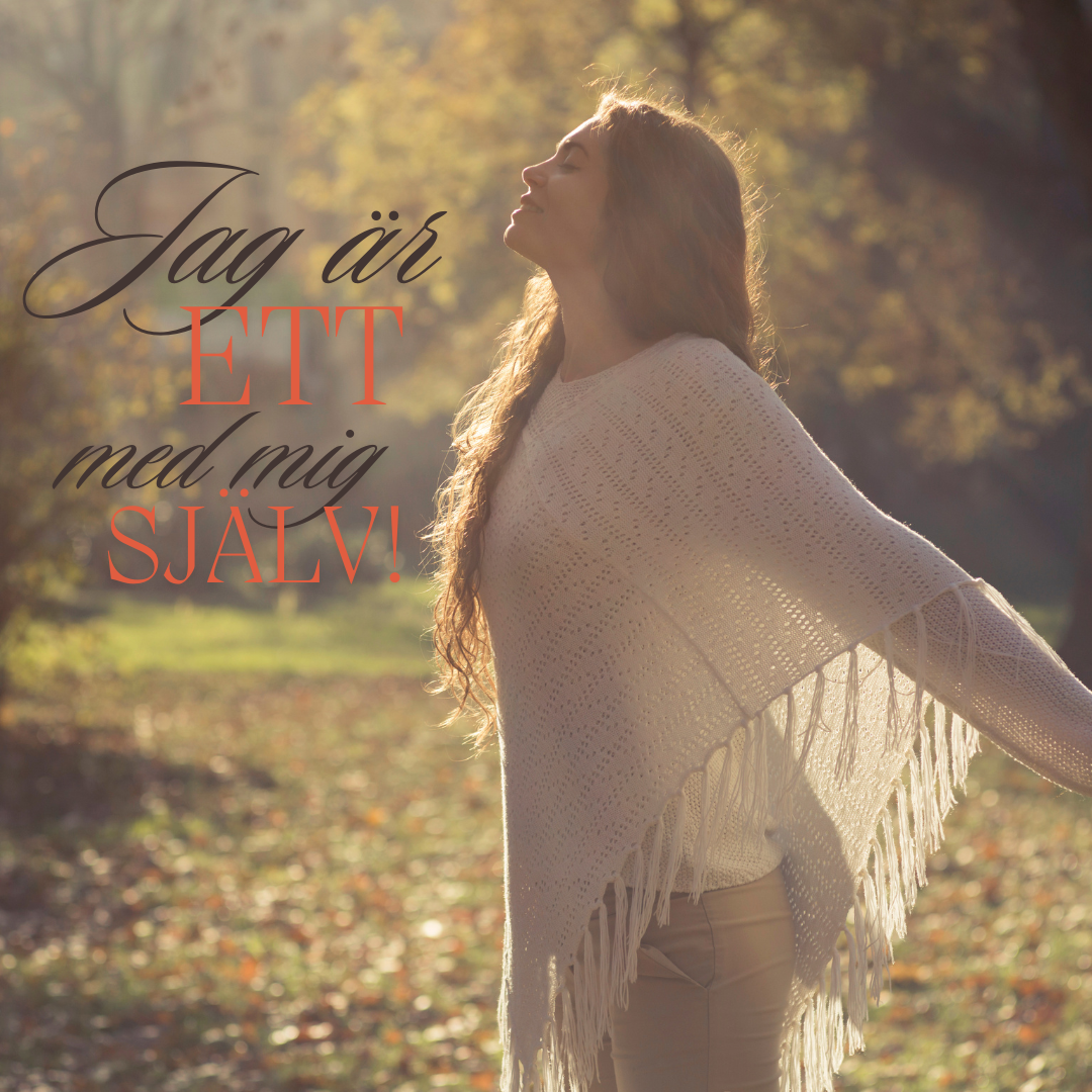 Kvinna i naturen som andas in lugn – symbol för inre balans och självkärlek