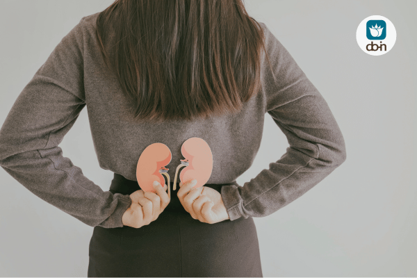 Vrouw plaatst handen op onderrug voor meditatieve nier-ademhalingsoefening tegen uitputting