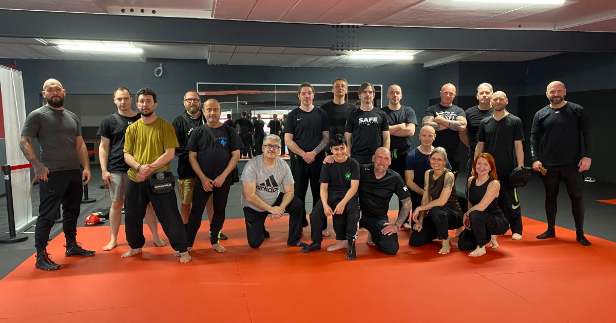 Gruppenbild von Trainierenden auf Matten