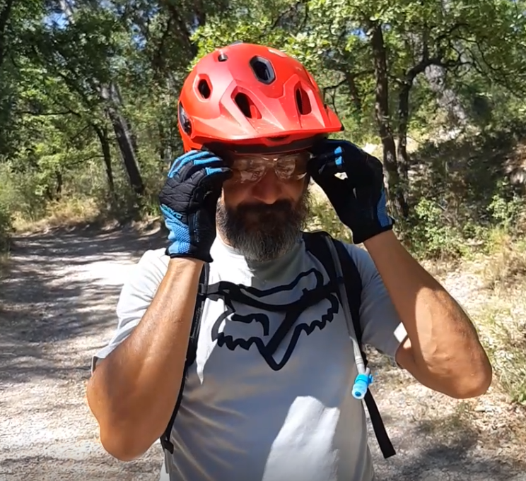 En VTT on a de la buée sur les lunettes