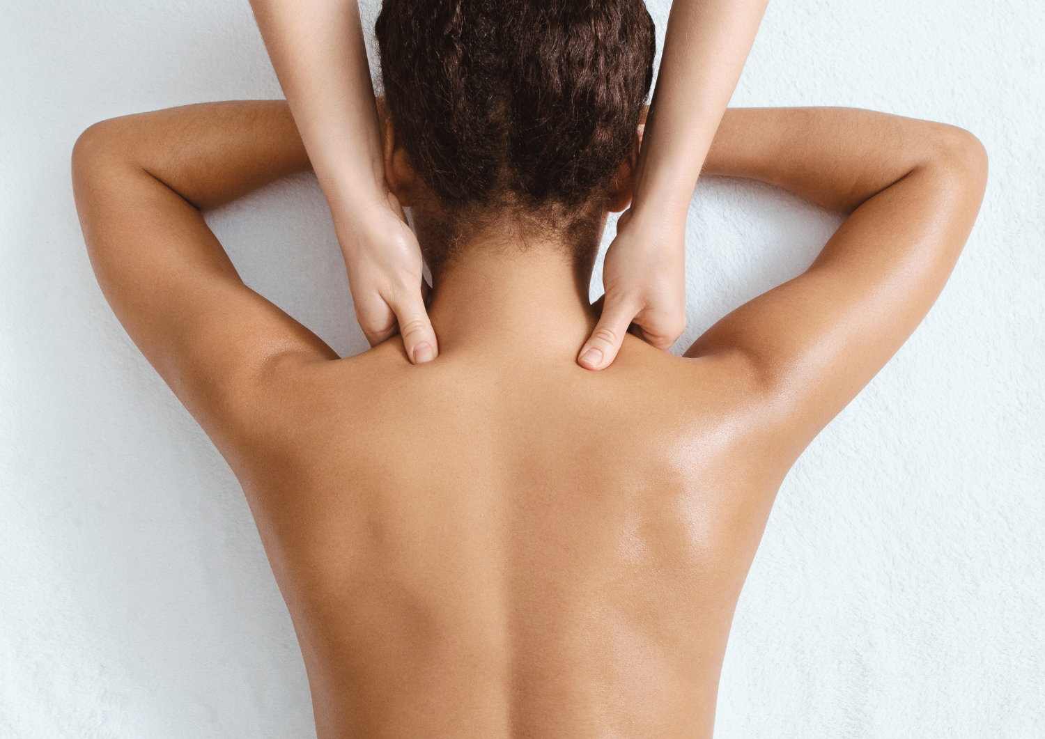 Une femme recevant un massage de la nuque