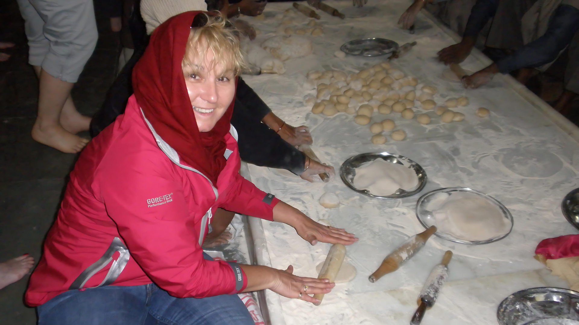 Marilyn making Roti bread - Gurdwara Sis Ganj Sahib - Old Delhi