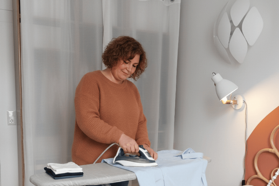 Femme repasse chemise table repasser - routine repassage simplifier gestion linge organisation maison home organiser
