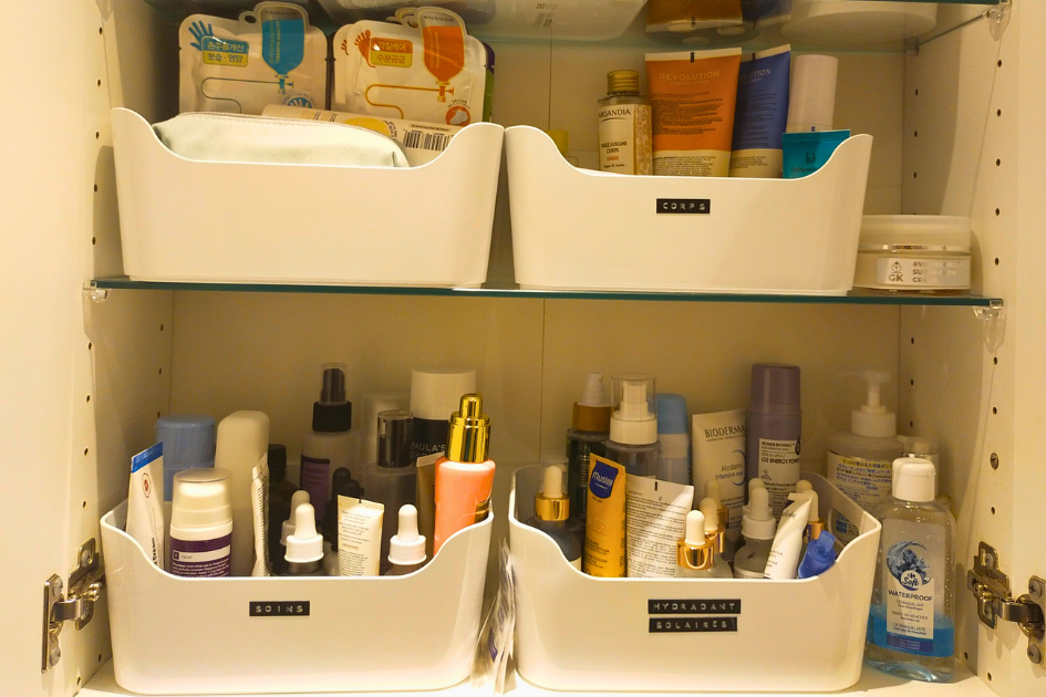 Placard salle bain organisé bacs rangement produits cosmétiques - organisation stockage éviter gaspillage argent doublons péremption habitude