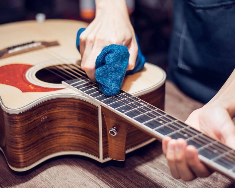 Quand changer ses cordes de guitare acoustique - Nettoyer ses cordes régulièrement