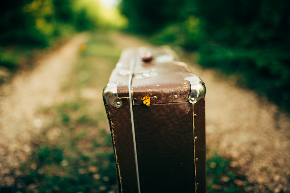 Valise ancienne laissé sur le chemin