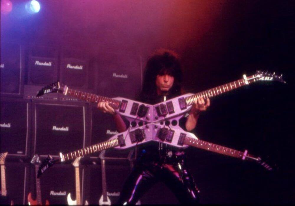 Les guitares les plus extraordinaires - Guitare à 4 manches