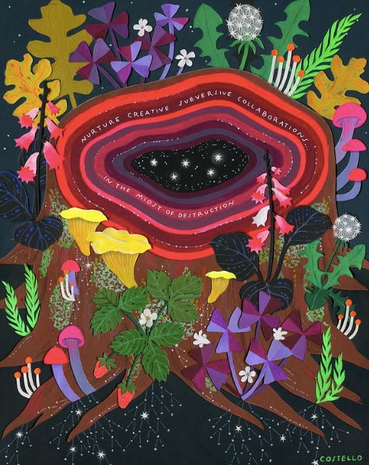 Illustration collage réalisée par l'artiste Olly Costello. Au centre de l'image: la souche d'un arbre, des formes concentriques avec plusieurs couches rouge, mauves et marron entourent des étoiles placées au coeur de la souche. Tout autour: une profusion de plantes, de fruits et de champignons entourent les racines, dont les extrémités se transforment en étoiles.
