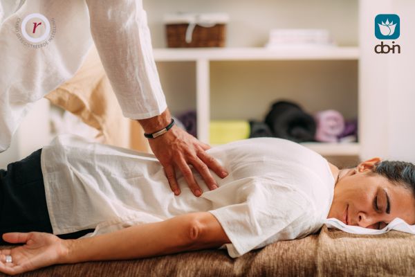 Shiatsu-behandeling op de Dai Mai voor het loslaten van emoties in fascia.
