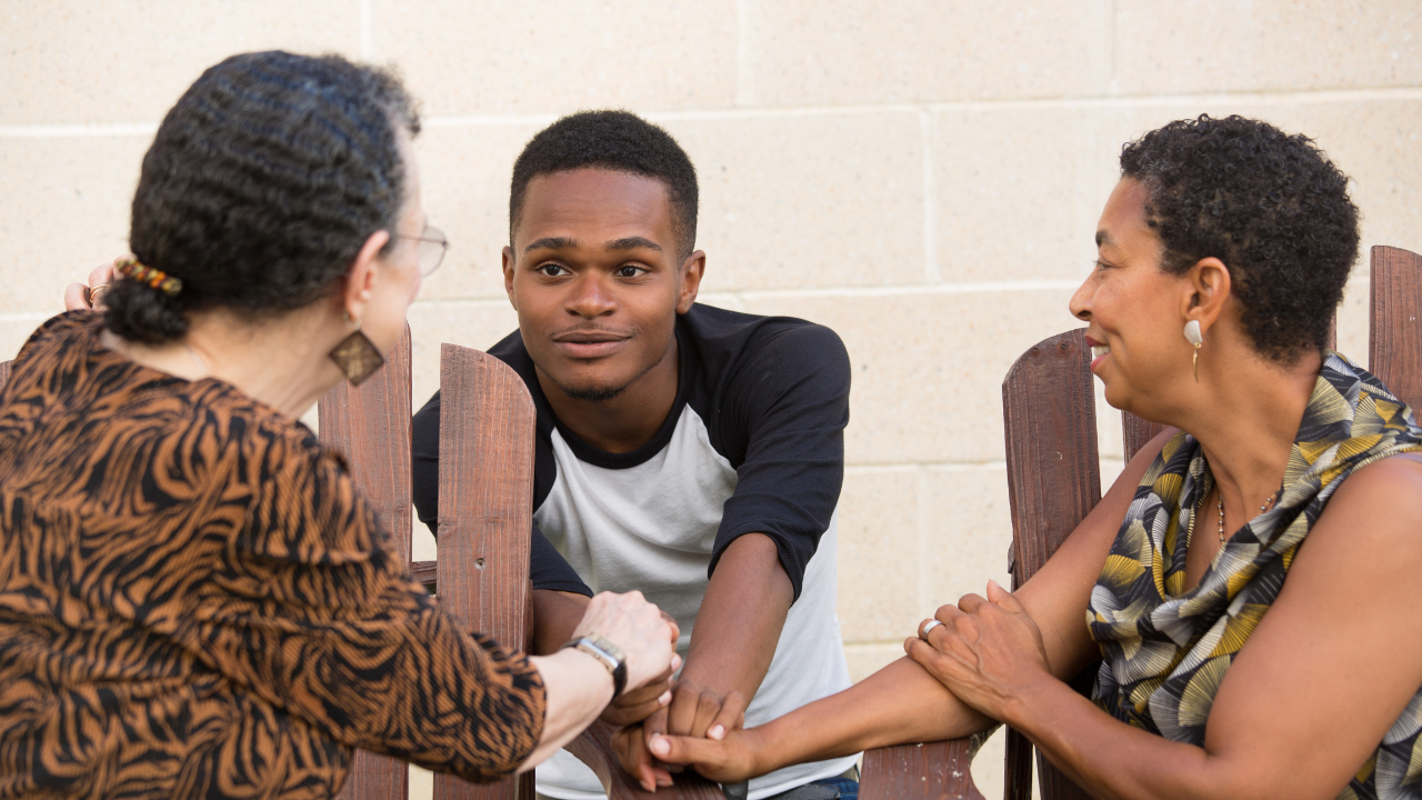 Discussion ouverte entre amis pour une communication honnête