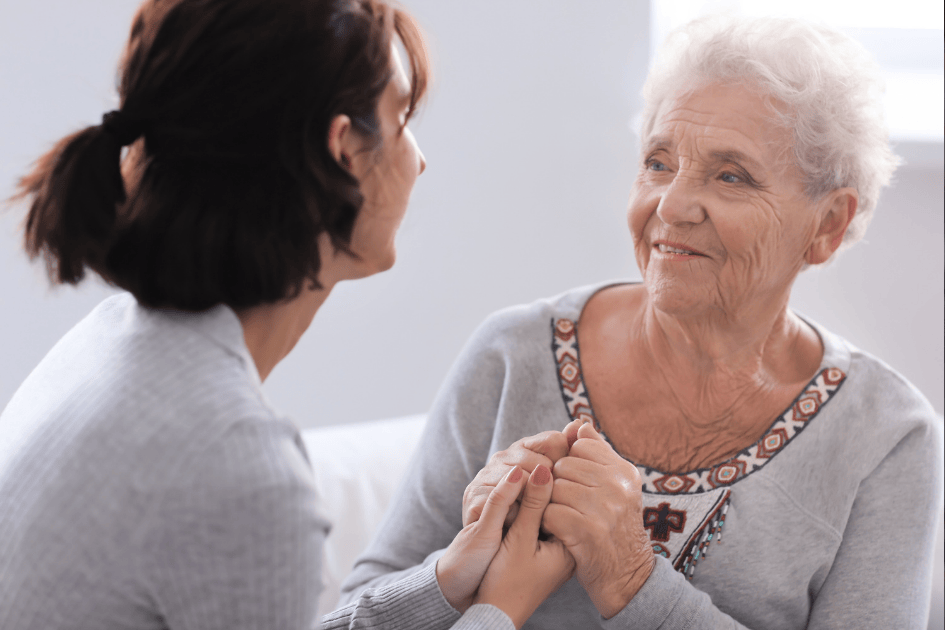 Femme senior échangeant avec une proche, illustrant l’accompagnement et le dialogue pour anticiper l’organisation du logement en vieillissant