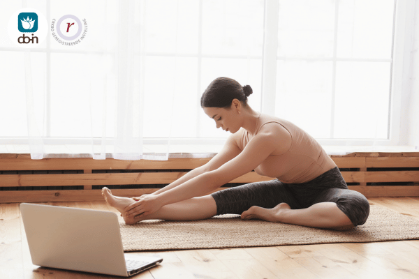 Hooggevoelige vrouw doet Do-In Yoga-oefening voor opvliegers in de overgang met drakenhouding