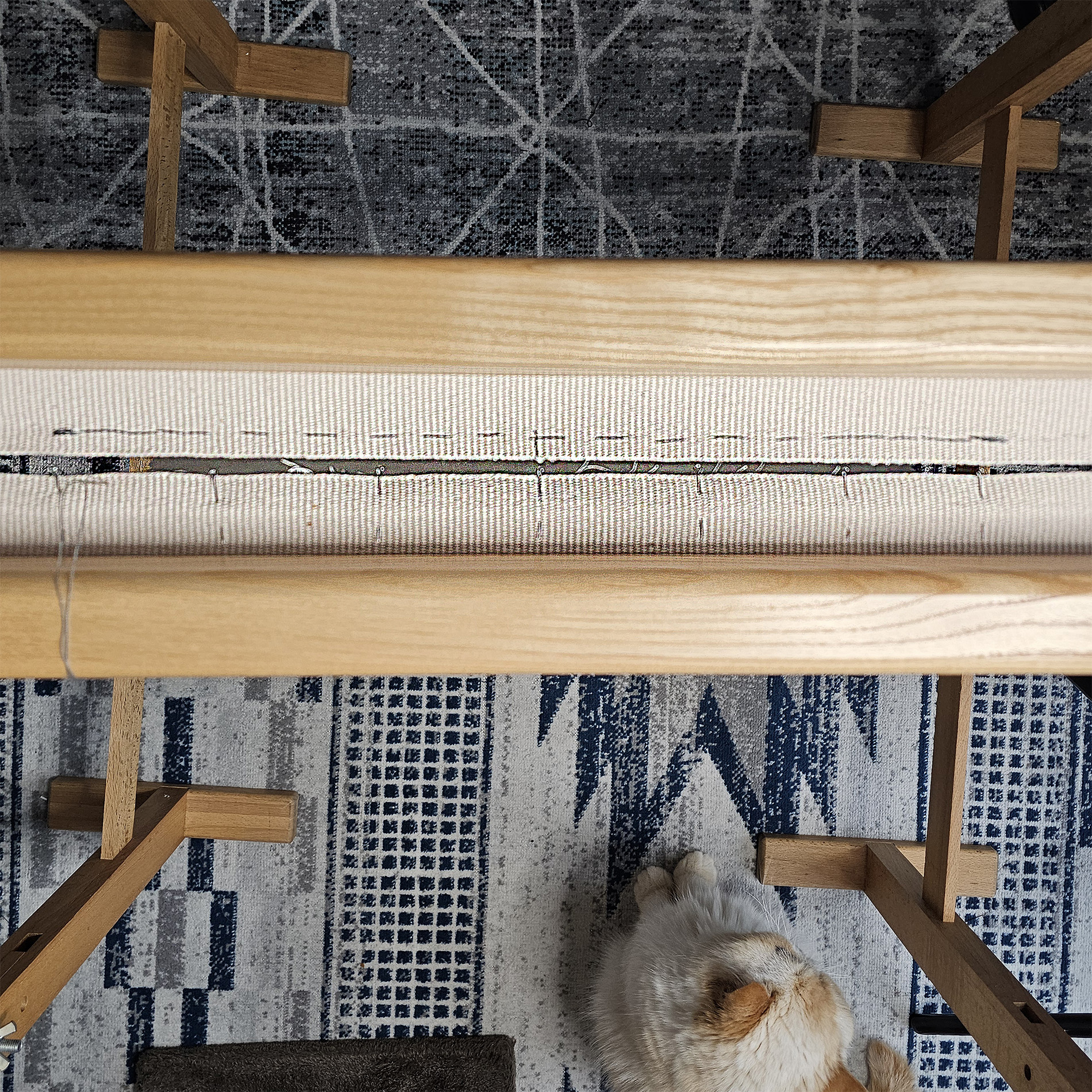 Leave a 1 cm margin from the edge of the fabric and use a forward stitch, approximately 1 cm in length.