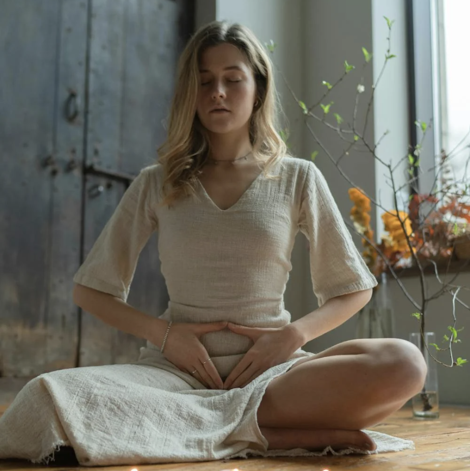 Vrouw oefent Do-In Yoga adem bewust naar haar buik