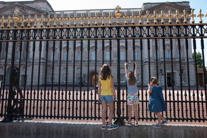 3 children in front of Buckingham Palace. Properly exposed image using the exposure triangle.