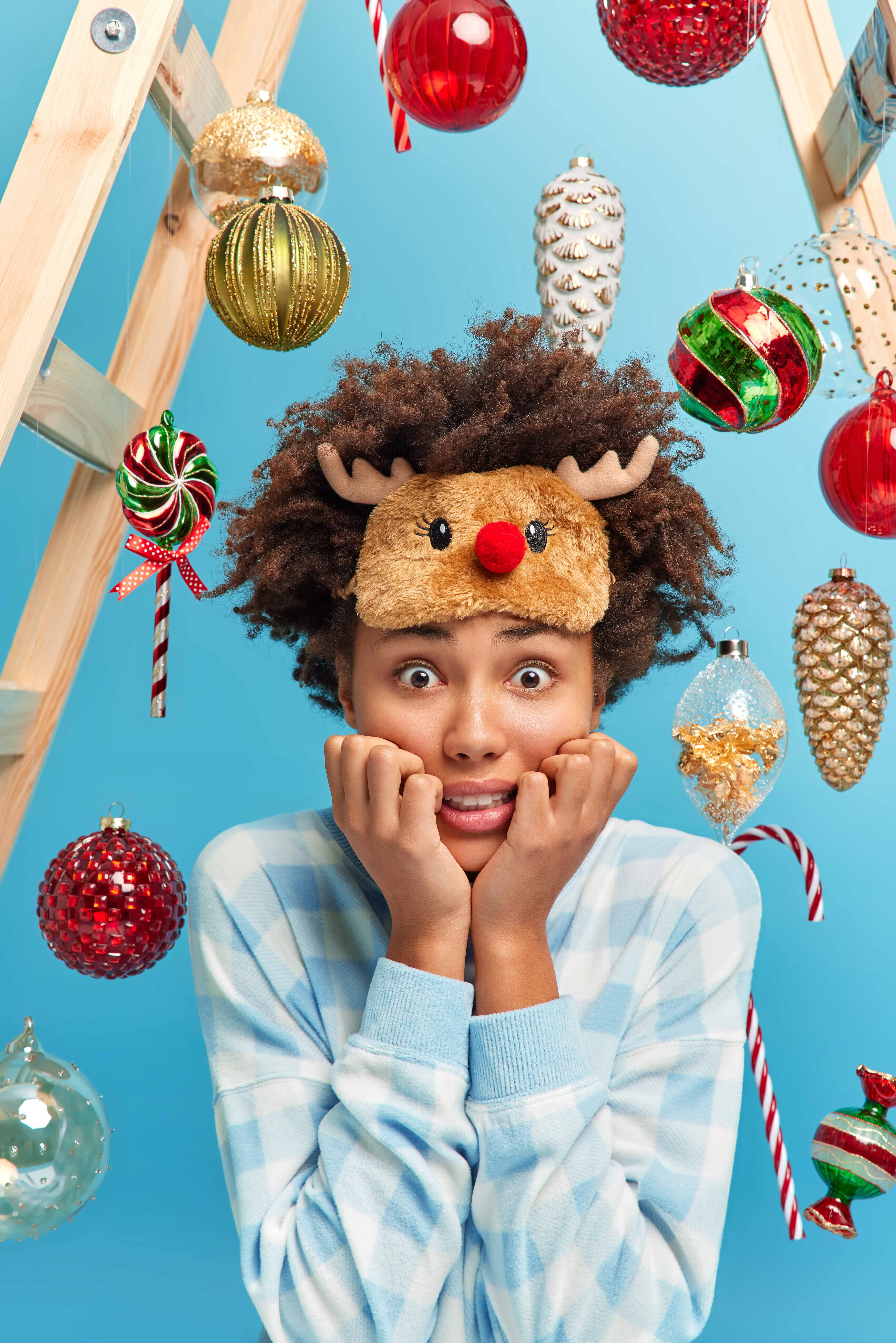 Burnout de noël femme épuisée décorations de noël