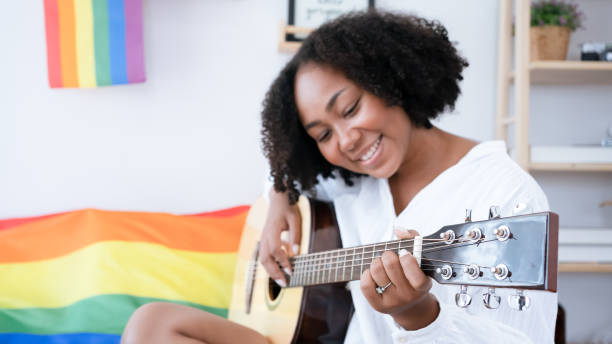 femme noire jouant de la guitare - lgbt
