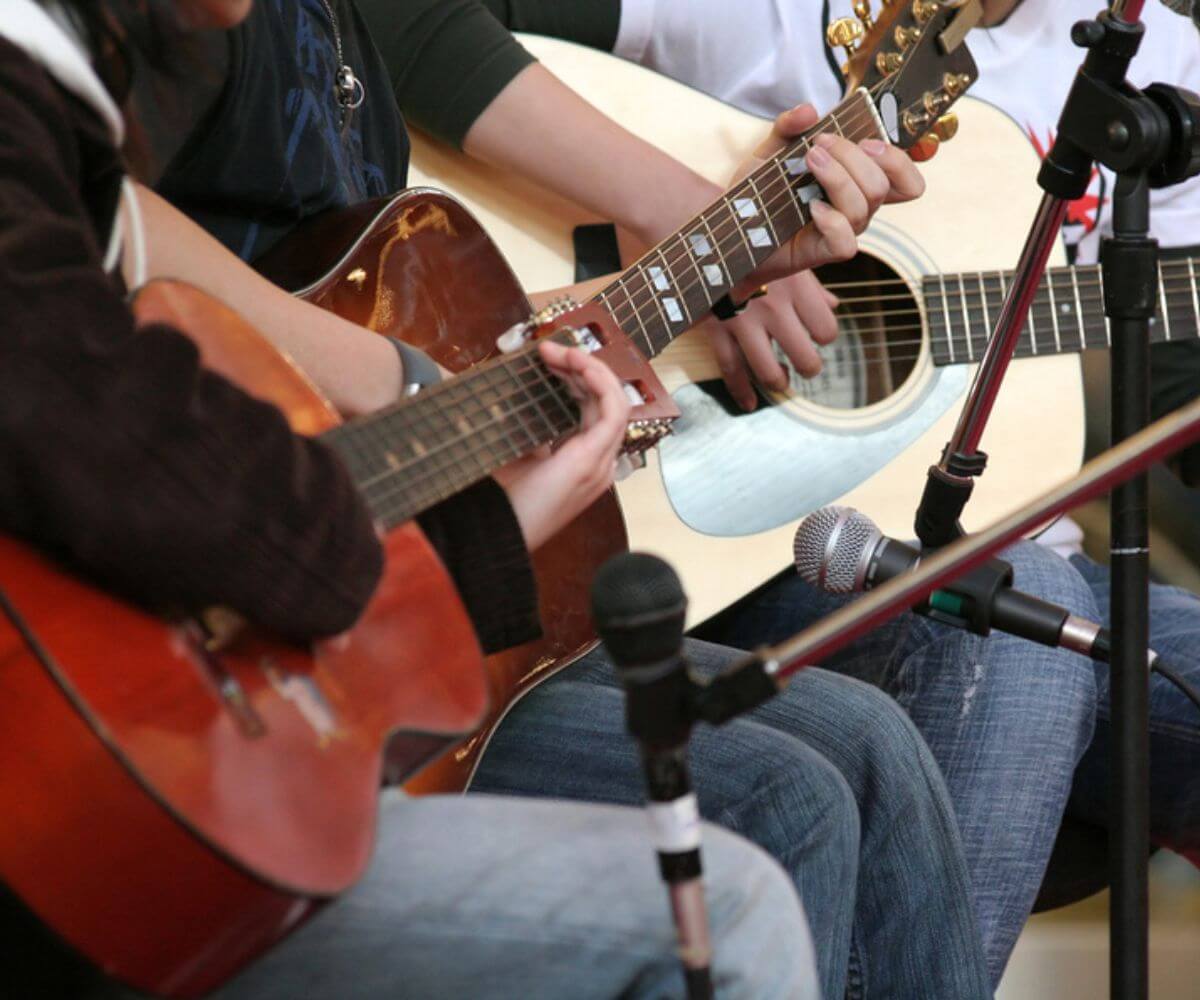 7 bonnes raisons de prendre des cours de guitare en ligne - jouer  de la guitare en groupe